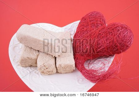 piastra di Halva dolce su sfondo rosso
