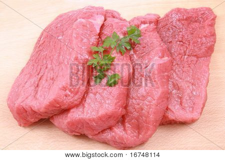 primi piani di carne bovina fresca a bordo - pronti a cuocere