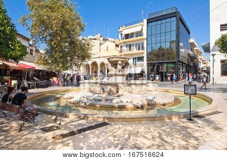 Crete, Greece-heraklion-july 24: Lions Square With Fountain During The Midday Tourists Go Sightseein