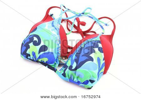 czerwone i niebieskie bikini na białym tle