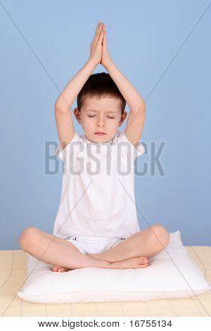 ragazzo di 6 anni rilassante su sfondo blu