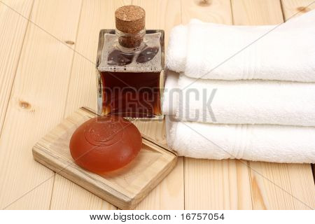 glycerine zeep fles massageolie en handdoeken