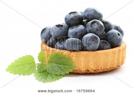küçük pasta beyaz izole taze bluberries ile