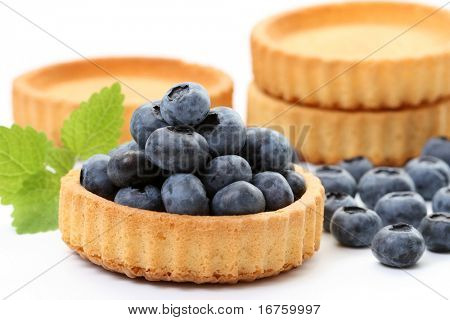 küçük pasta beyaz izole taze bluberries ile