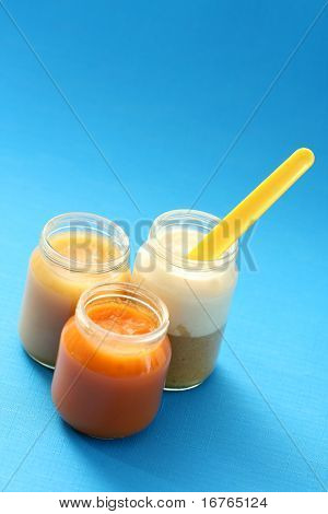 různé sklenice od dětské výživy - výživa dětí
