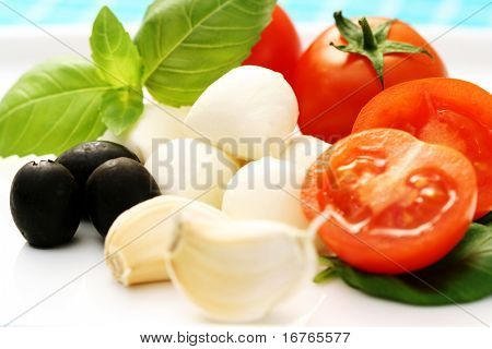 mozzarella og friske cherrytomater - mad og drikke