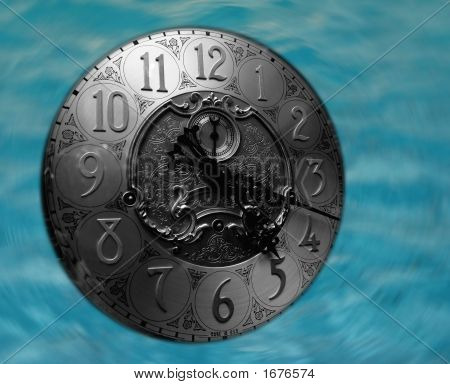 Visage d'horloge grand-père flottant dans l'eau
