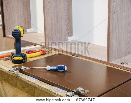 Bonding and assembly of furniture on the wooden pins