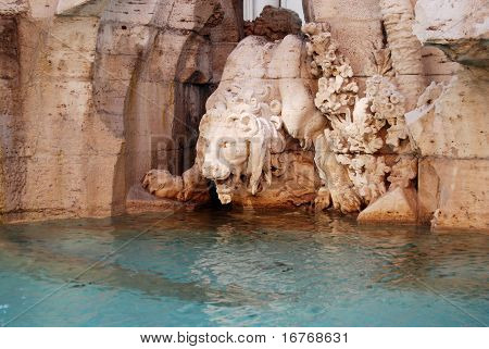 Dettaglio della fontana con Leone di pietra