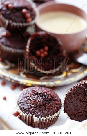 Teller voller Schokolade leckere Muffin und Kaffee - Süßigkeiten