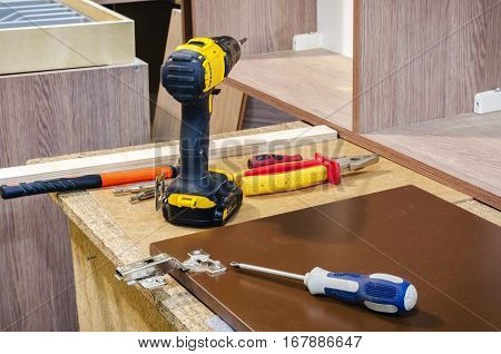Bonding and assembly of furniture on the wooden pins