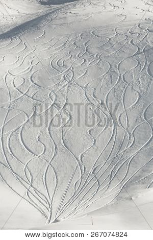 Skier' and snowboarder's curves in the snow