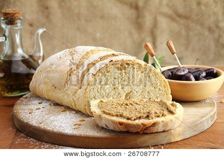 frisches Brot mit Oliven-tapenade