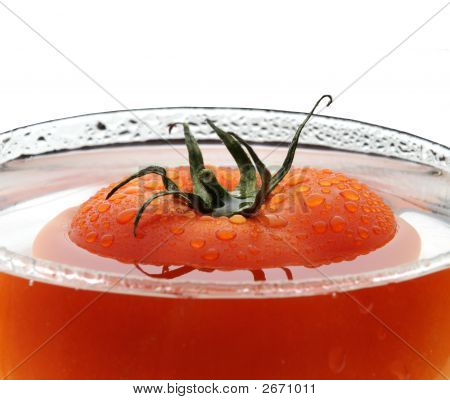 Помидор в воде