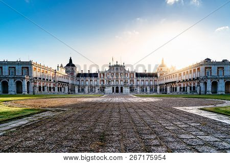 Aranjuez, Spain - October 20, 2018: Royal Palace Of Aranjuez At Sunrise. It Is A Residence Of The Ki