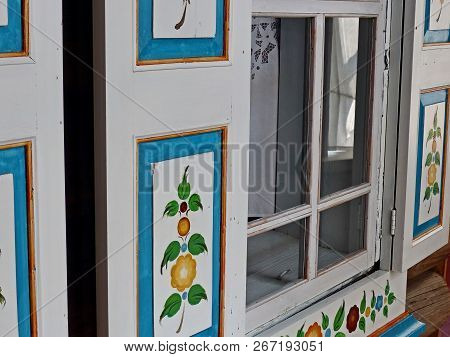 Nizhnyaya Sinyachikha,russia-aug 05,2018:the Window Architraves.the Facade Of The Hut.folk Art (1905