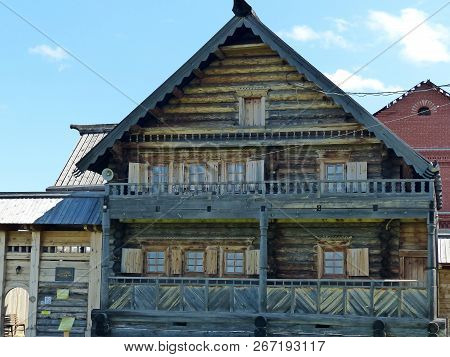 Nizhnyaya Sinyachikha,russia-aug 05,2018:coaching Inn.the Beginning Of The Xix Th Century (1806).mus