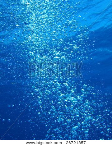 Bulles dans l'eau bleue