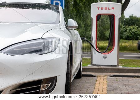 Tesla Supercharger Stations Allow Tesla Cars To Be Fast-charged