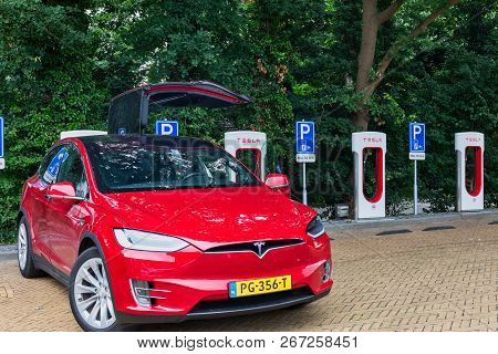 Tesla Supercharger Stations Allow Tesla Cars To Be Fast-charged
