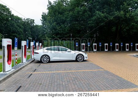 Tesla Supercharger Stations Allow Tesla Cars To Be Fast-charged