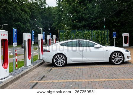 Tesla Supercharger Stations Allow Tesla Cars To Be Fast-charged