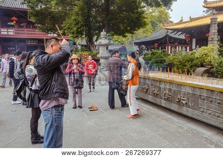 Guangzhou/china - 28 November 2015:unacquainted Chinese Or Tourist Praying For God In Guangxiao Temp