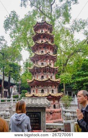 Guangzhou/china - 28 November 2015:unacquainted Chinese Or Tourist Praying For God With The Famous P