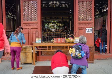 Guangzhou/china - 28 November 2015:unacquainted Chinese Or Tourist Praying For God In Guangxiao Temp