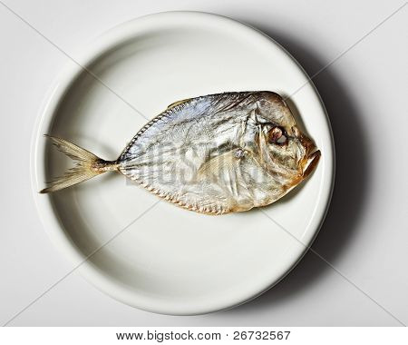 Moonfish salata su placca bianca