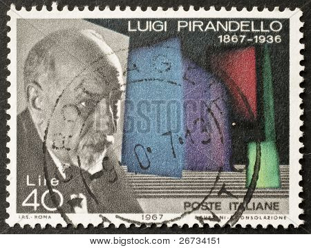 อิตาลี - เซอร์กา 1967: แสตมป์พิมพ์ในอิตาลีฉลอง centenary แรกของ Luigi ปิรันเดลโล่ bir