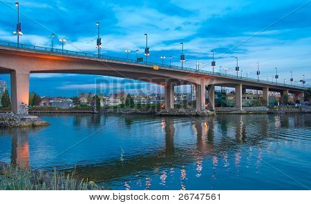 Pont Cambie pendant la nuit, du centre de Vancouver, Canada.
