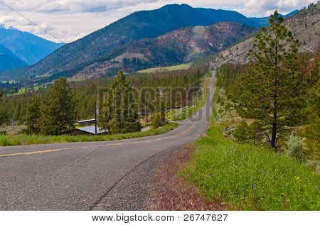 Un deserto strada che conduce alla montagna.