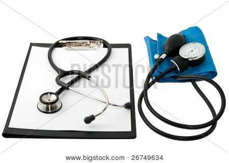 presse-papiers vide avec stéthoscope médical et moniteur de pression artérielle isolé on white. Faible profondeur
