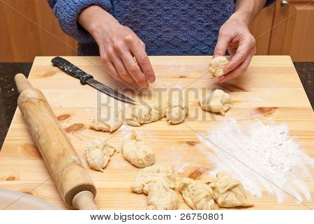 Vaření pirogies. Těsto.