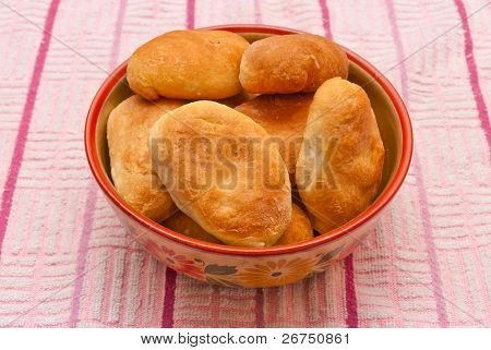 Koš plný pirogies.