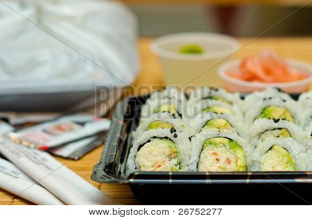 Diversi set di sushi di andare.