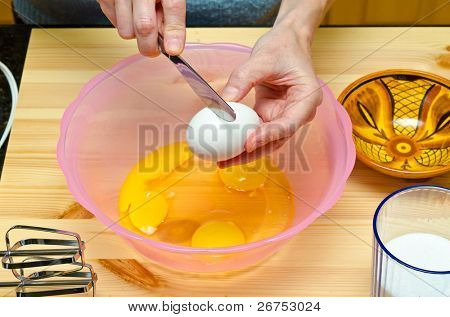 Maken van cookies. Chacking eieren.