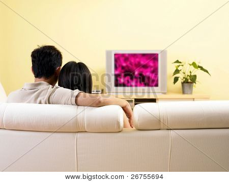 Un paio di guardare la televisione in salotto