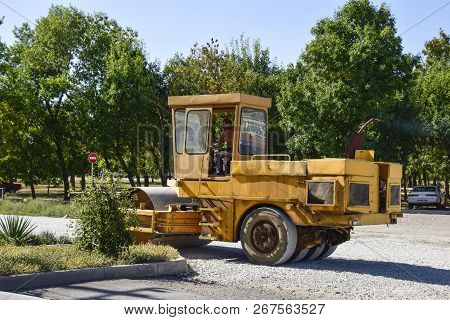 Slavyansk-na-kubani, Russia - September 14, 2016: Rink Compacted Gravel. Working Behind The Wheel Of