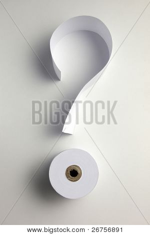rolo de papel e uma tira da forma de papel um ponto de interrogação
