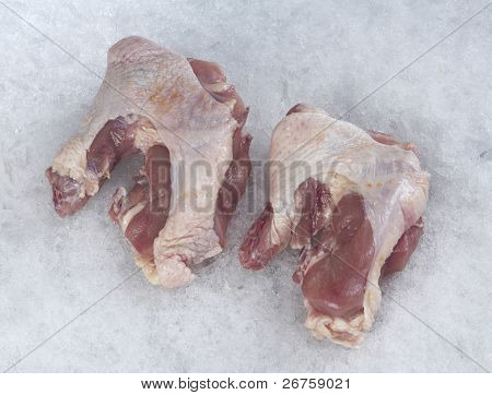 얼음에 두 닭 허벅지입니다.