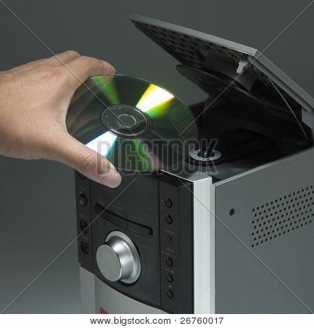 mano mettendo il cd nel lettore cd