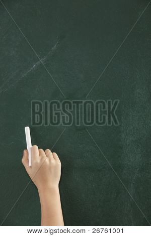 bambini mano tiene un gesso bianco per scrivere