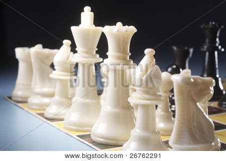 Schachfiguren auf einem Brett Ergebnis Konzept Strategie