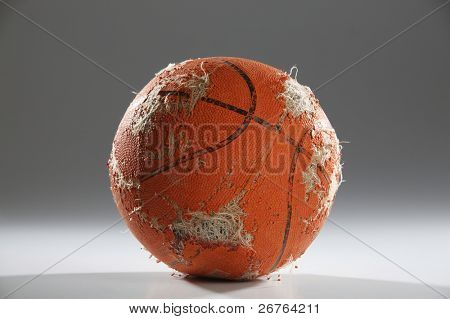 bereit, abgenutzten Basketball wurde weggeworfen