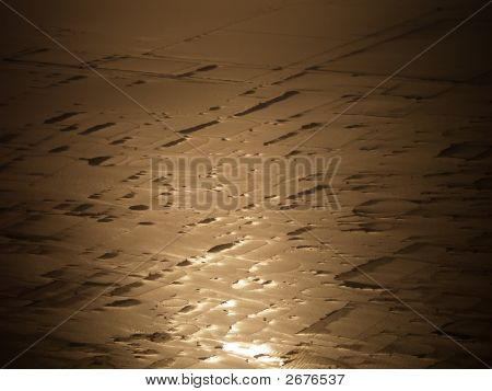 Høje skud af fisk bure i havet ved solnedgang