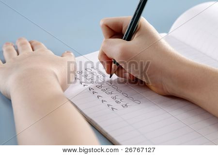 menschliche Hand schreiben Antworten auf Übung Buch.