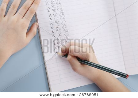menschliche Hand schreiben Antworten auf Übung Buch.