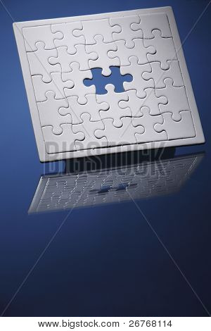 Jigsaw Puzzle mit fehlenden Stück auf blauem Hintergrund isoliert.